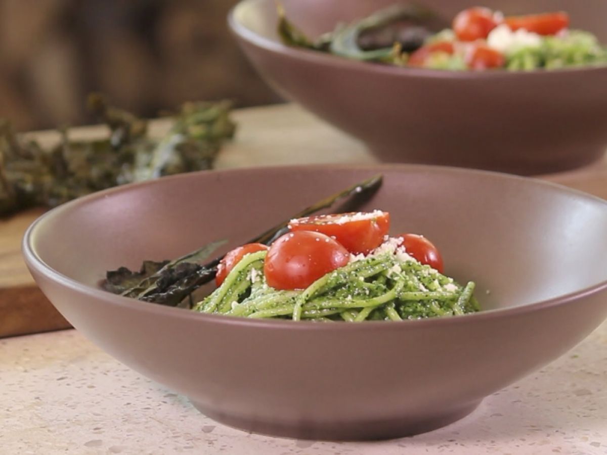 Spaghetti con Pesto de Kale, Jengibre y Chips El Gourmet
